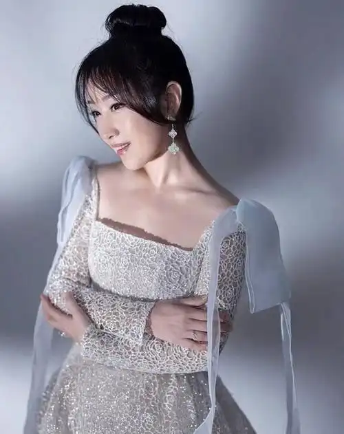 回顾个子不够身材来凑杨钰莹丰满的身材就是她的武器