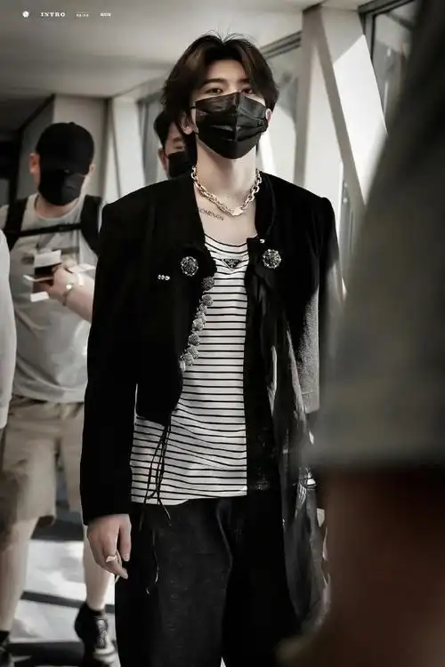 蔡徐坤的锁骨纹身贴##蔡徐坤金色项链