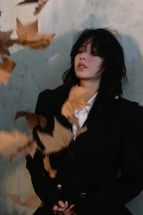 周雨彤尼龙开年刊封面