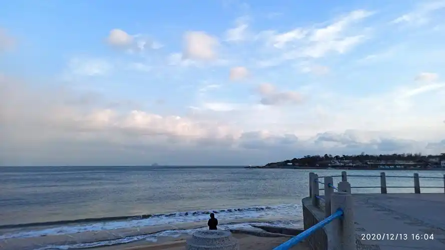 今日的青岛天气阳光明媚但比较冷中午下了瞬间雪花~~海边云美极了