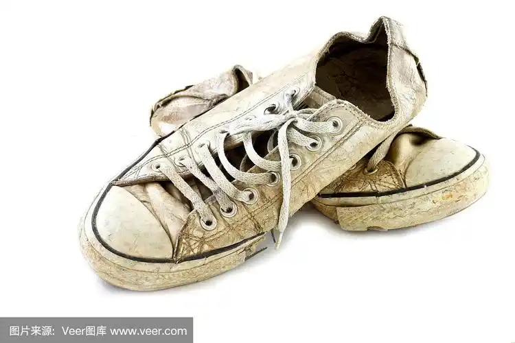 白色背景上的旧鞋子