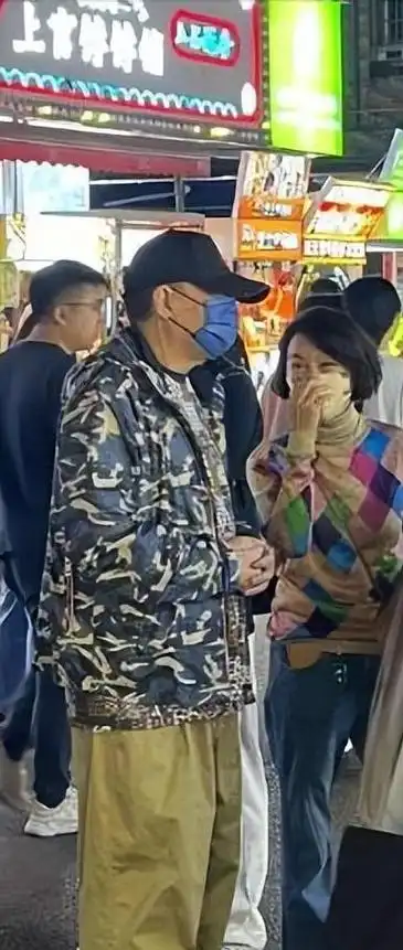 63岁倪大红疑在湖南养老!深夜与美女惠英红逛街,举止亲密感情好