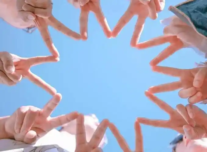 八个人的照片怎么拍九个人的拍照创意图片