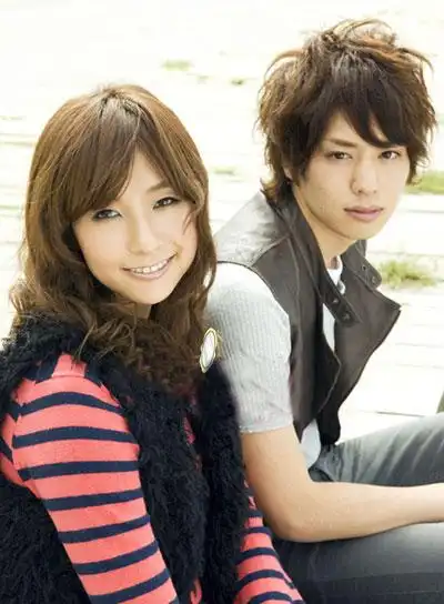 盘点2010短发烫发情侣发型图片