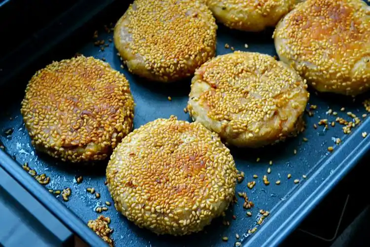 不用发酵的麻酱烧饼外脆里嫩酱香浓郁全家都喜欢吃