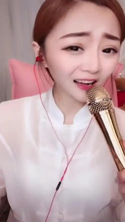 苏谭谭霸气烟嗓翻唱《干了这杯酒》好听醉了,这声音太给力!