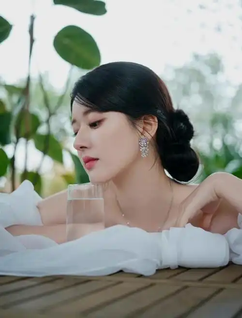 赵露思白色抹胸纱裙造型#赵露思今日白色抹胸纱裙造型图96,仙气