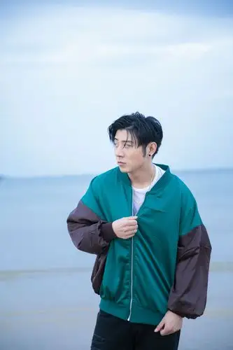 新晋导演高晓攀海边写真曝光 自在奔跑画风清新