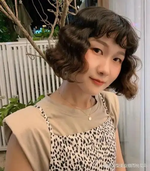 松软耐看的短发全头烫