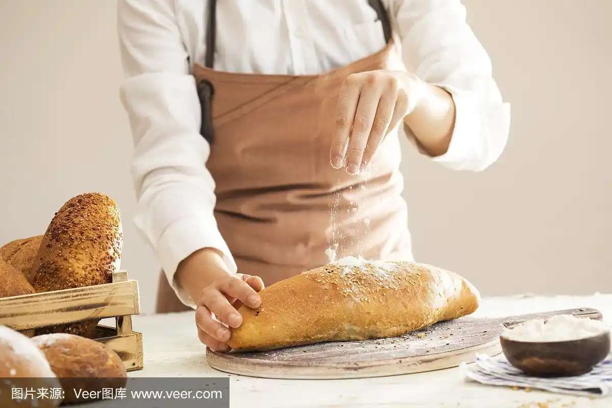 女性手捧新鲜出炉的面包