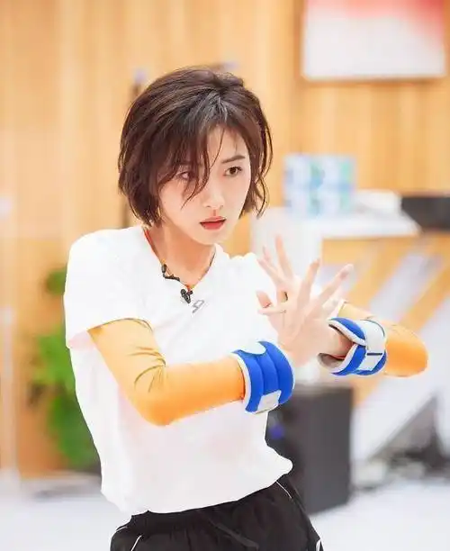 "气氛稳定后,王霏霏显然想投票给万茜,但他担心万茜不会跳舞,于是他问