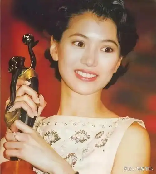 袁咏仪1971年出生在中国香港,现年51岁.