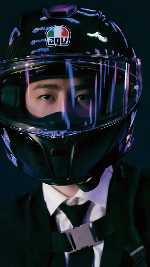 王一博戴过摩托车头盔,四驱赛车头盔,霹雳舞breaking头转头盔,长空之