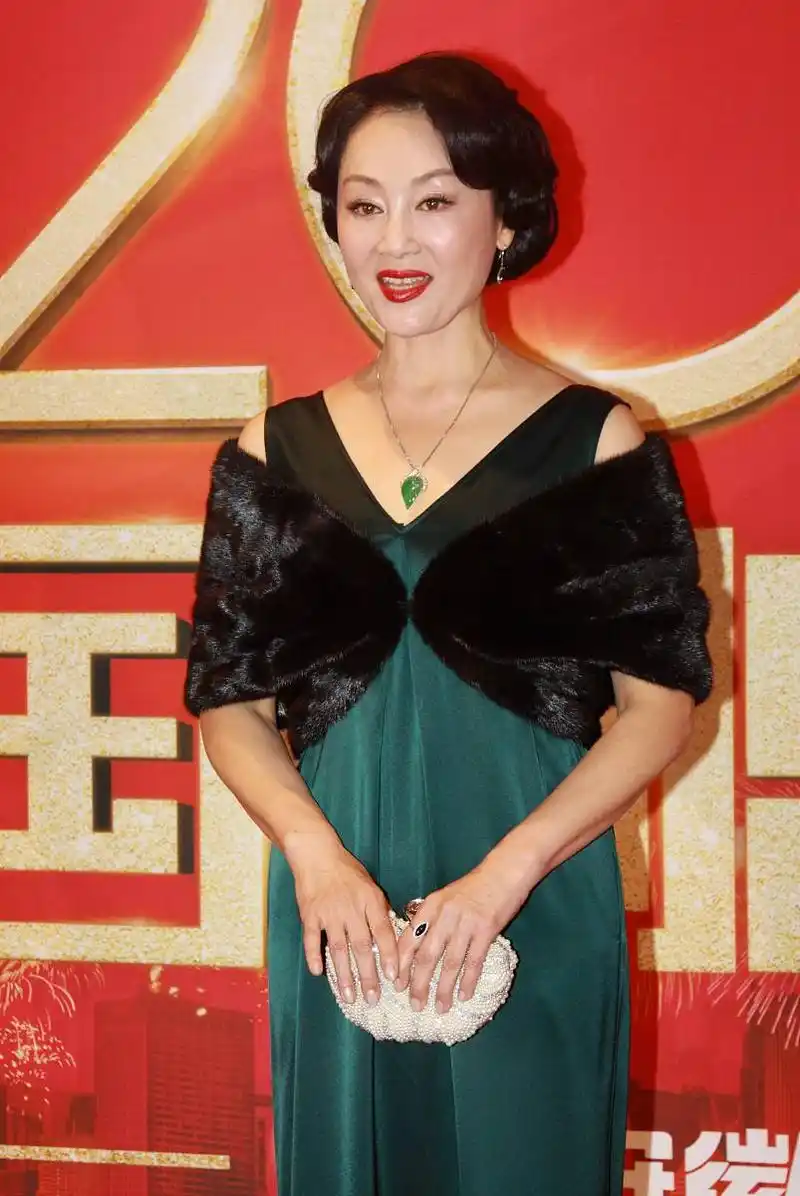 偶尔现身走红毯或者出席活动,王姬的穿搭造型也非常时髦,一袭修身款