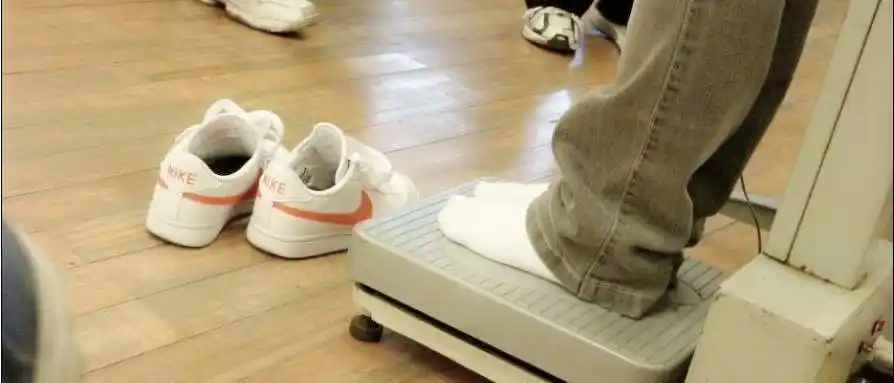 求高中或初中女生量身高体重脱鞋的图片