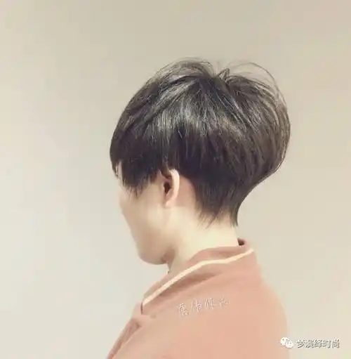 2017流行"推后边"短发