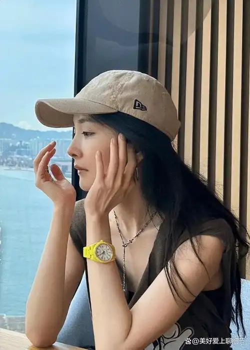 杨幂:随性舒适的时尚icon,与猫咪亲密互动,展现真实的一面