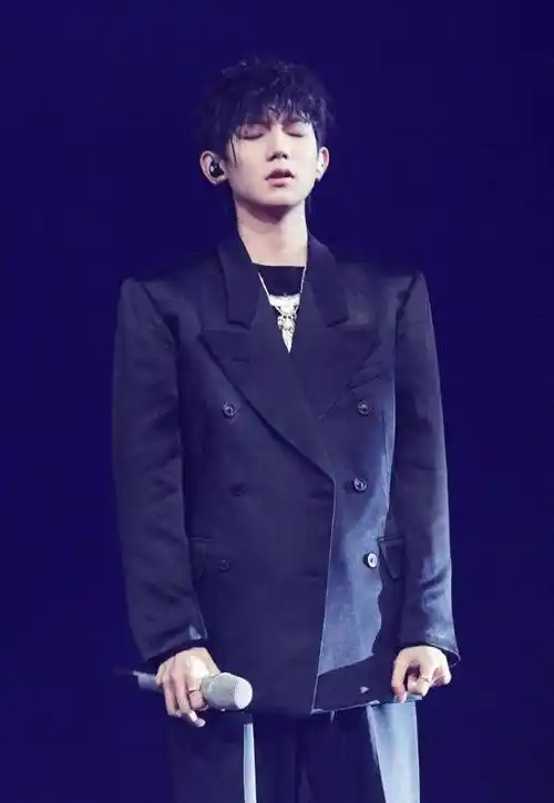 18岁王源节目换新造型,一身"乱发"搭配西装,画风有点帅气了!