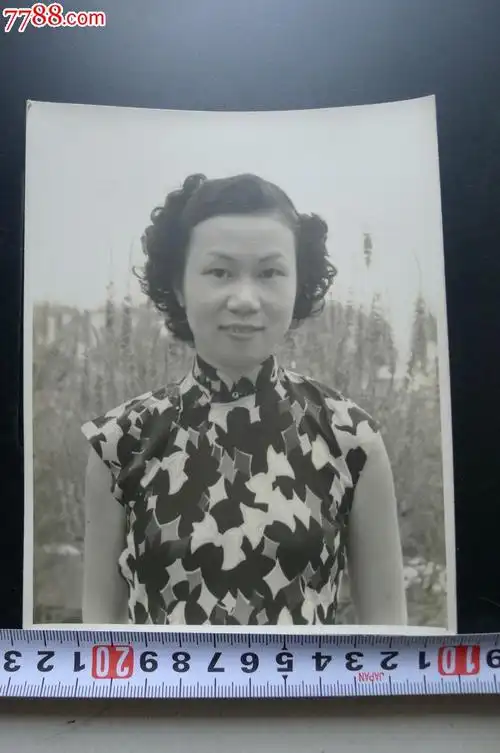 民国旗袍烫发美女在郊外.12.5*15.