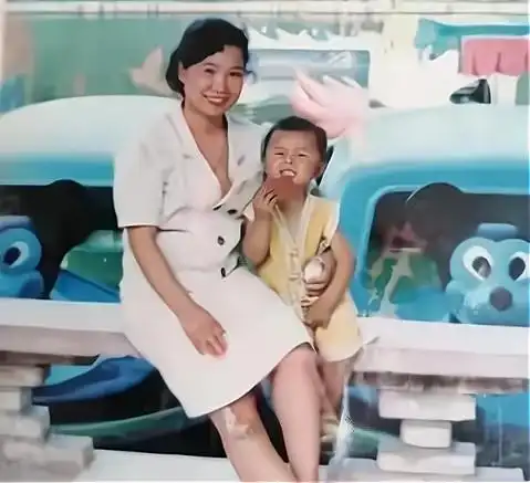 姚策小时候太幸福,千宠百爱,郭威穿着像是一个"衣服继承者"