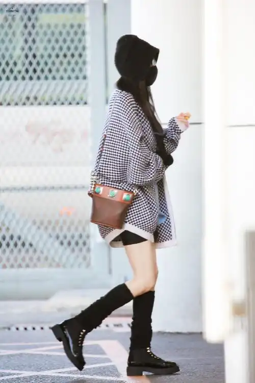 杨幂黑白格子外套#杨幂机场出发饭拍,黑白格子外套搭配短裤造型,噬行