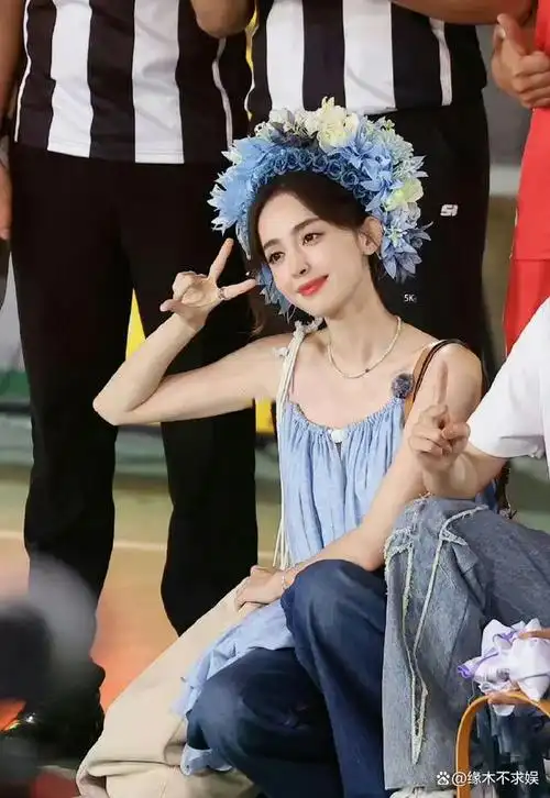 gq红毯太难评!田曦薇鞋子离谱,娜扎瘦太多,陈都灵胖了!