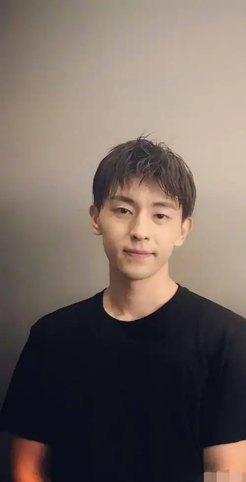 当男明星素颜时蔡徐坤变化大鹿晗太稚嫩邓伦竟无差别