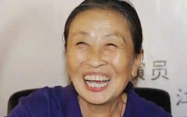 81岁丑娘张少华身价千万仍住40平米小房女儿却貌美如花