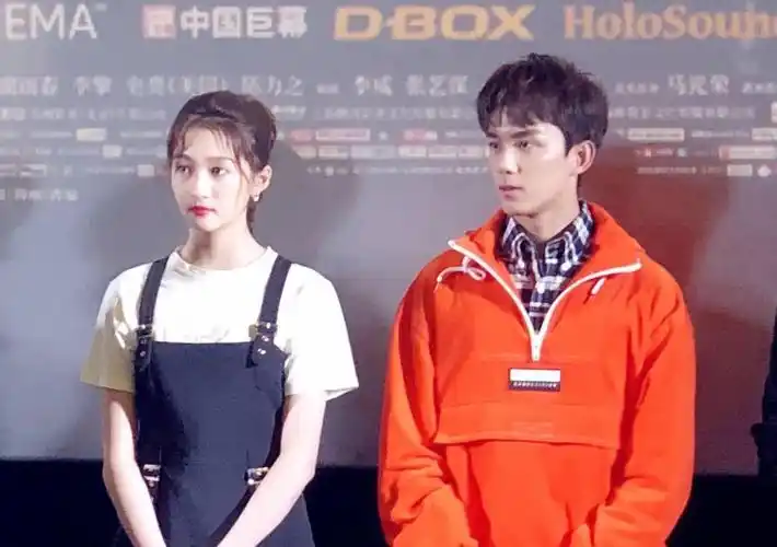 网友北电偶遇关晓彤吴磊上课同坐喝咖啡关系融洽