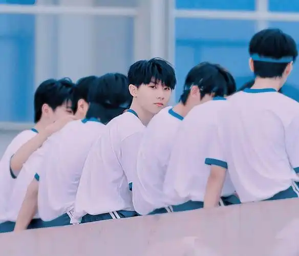 有一种"整容"叫马嘉祺回学校,穿国产校服素面朝天,差点没认出