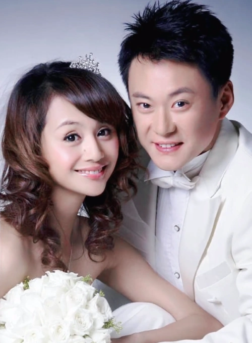 曹颖罕晒全家福与王斑在一起26年未办婚礼头戴白纱像拍婚纱照