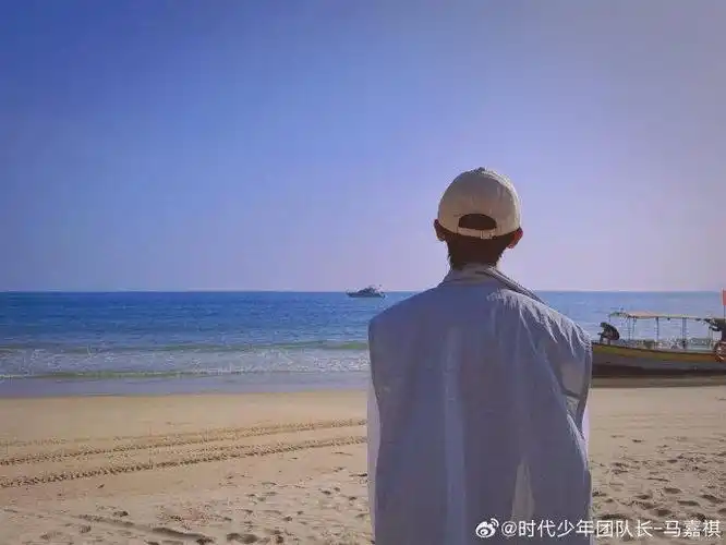 马嘉祺的白t蓝马甲海边背影,尽显时尚风范,帅气男神的魅力无处藏身!