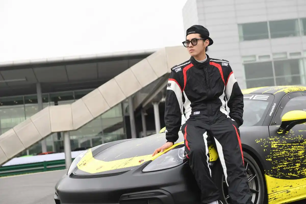 吴亦凡频晒豪车,竟然全是保时捷911?