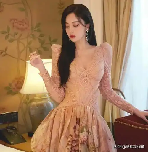 古力娜扎穿低领长裙拍大片,被指"像网红",引起网友热议