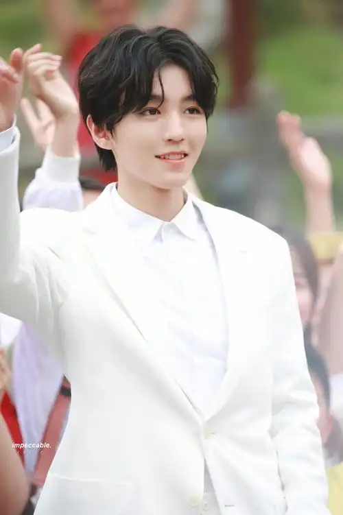 介绍一下,这是20岁的王俊凯.