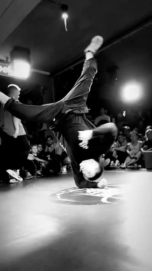 街舞王者震撼来袭,爆发力超强,最后舞蹈收尾帅气,燃气十足!