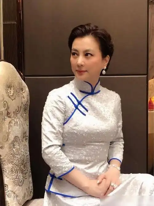 57岁李玲玉身材保养的真好穿深v外套大秀好身材一点没缩水