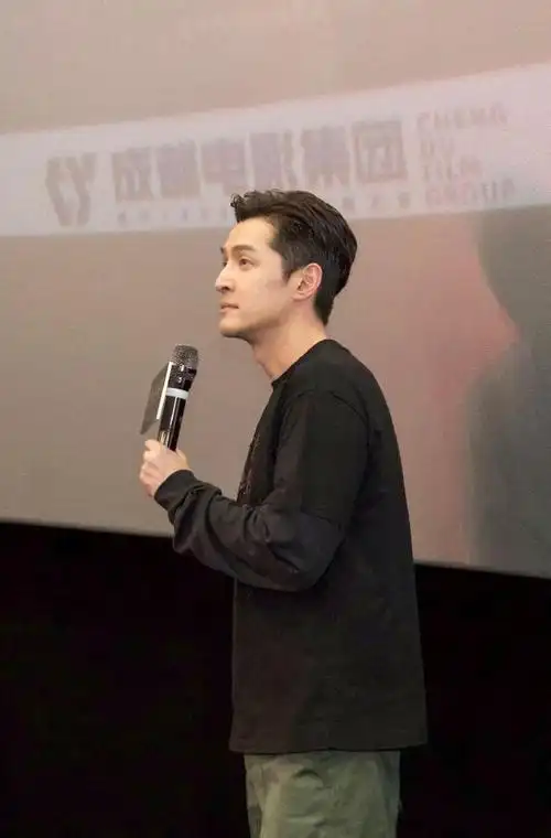 胡歌官宣结婚后老婆首次公开露面,素颜穿黑衣帅气依旧