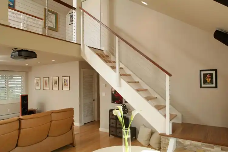 现代别墅木质白色楼梯玄关装修效果图