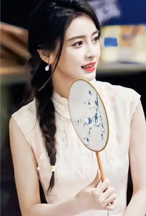 angelababy旗袍加披肩,手握团扇新造型,美艳动人!_高清图集_新浪网