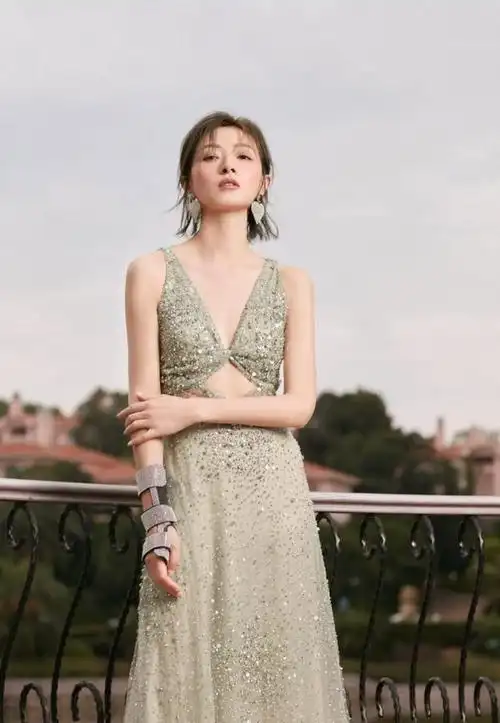 频频晒美食的万茜仍很瘦穿吊带裙出镜骨感身材真鲨到我了