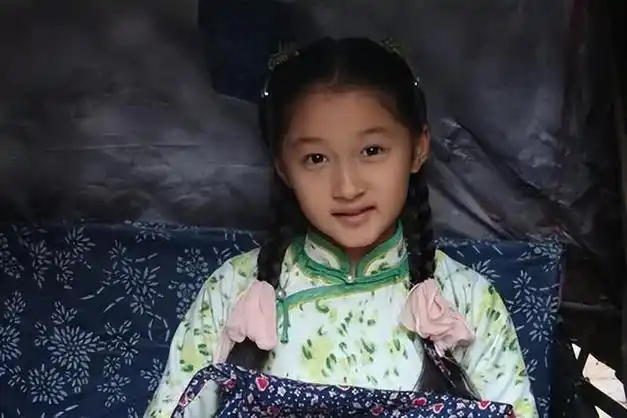 首部剧是警匪片《烟海沉浮》,客串了一个小女孩的角色.