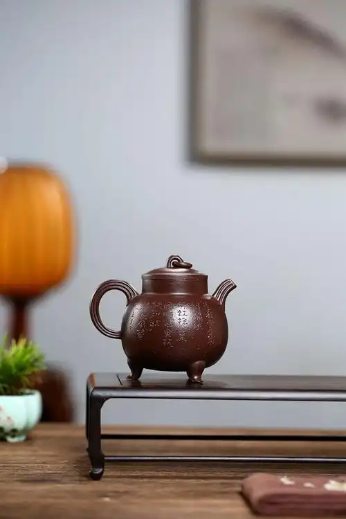 美术师此作灵感来源于古代青铜器,高颈,圆腹,三足于壶底部力鼎壶身