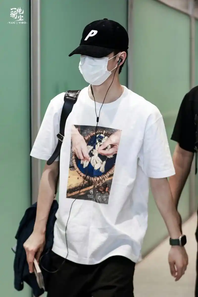 王一博最新机场照火了,同款t恤售罄. 这叫白兰花吗?