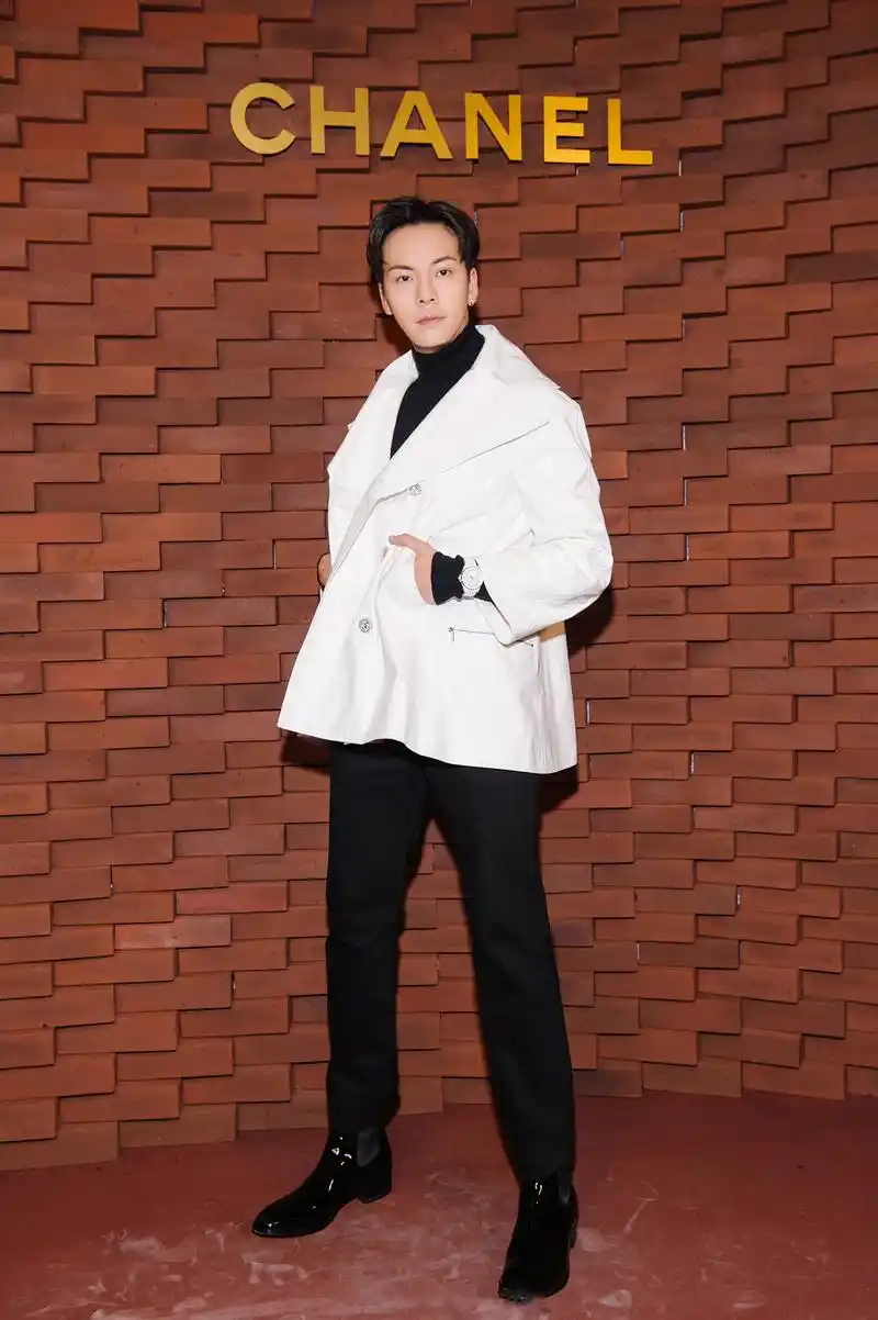 陈伟霆身着chanel2018春夏高级成衣系列白色漆皮外套,佩戴j12 白色
