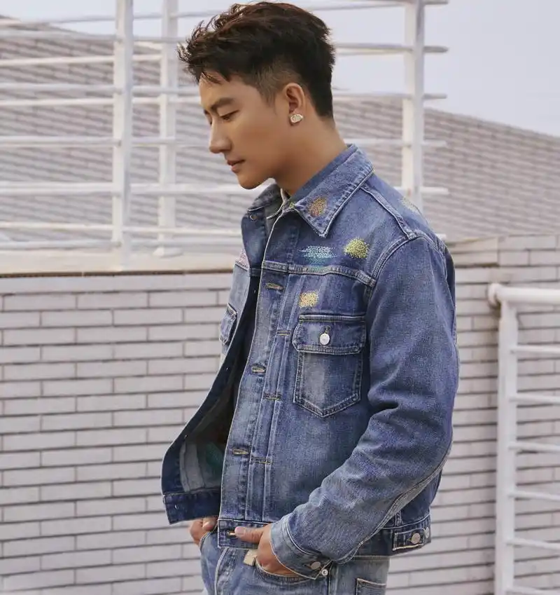 戴耳环好看的男明星,黄轩绝对榜上有名～这样痞帅的轩,你心动了吗!