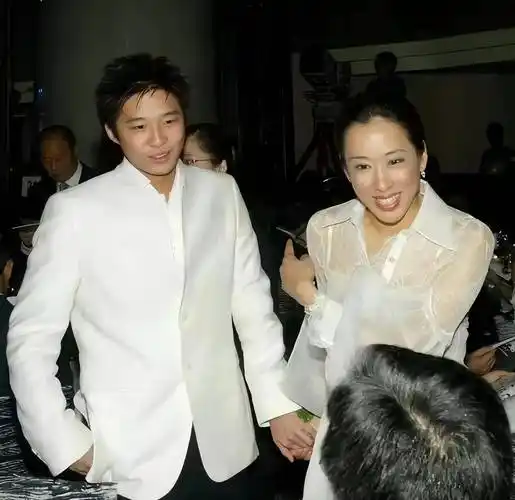 霍启山独当一面,在霍启刚注视下与人社交,合影不学霍启仁站角落