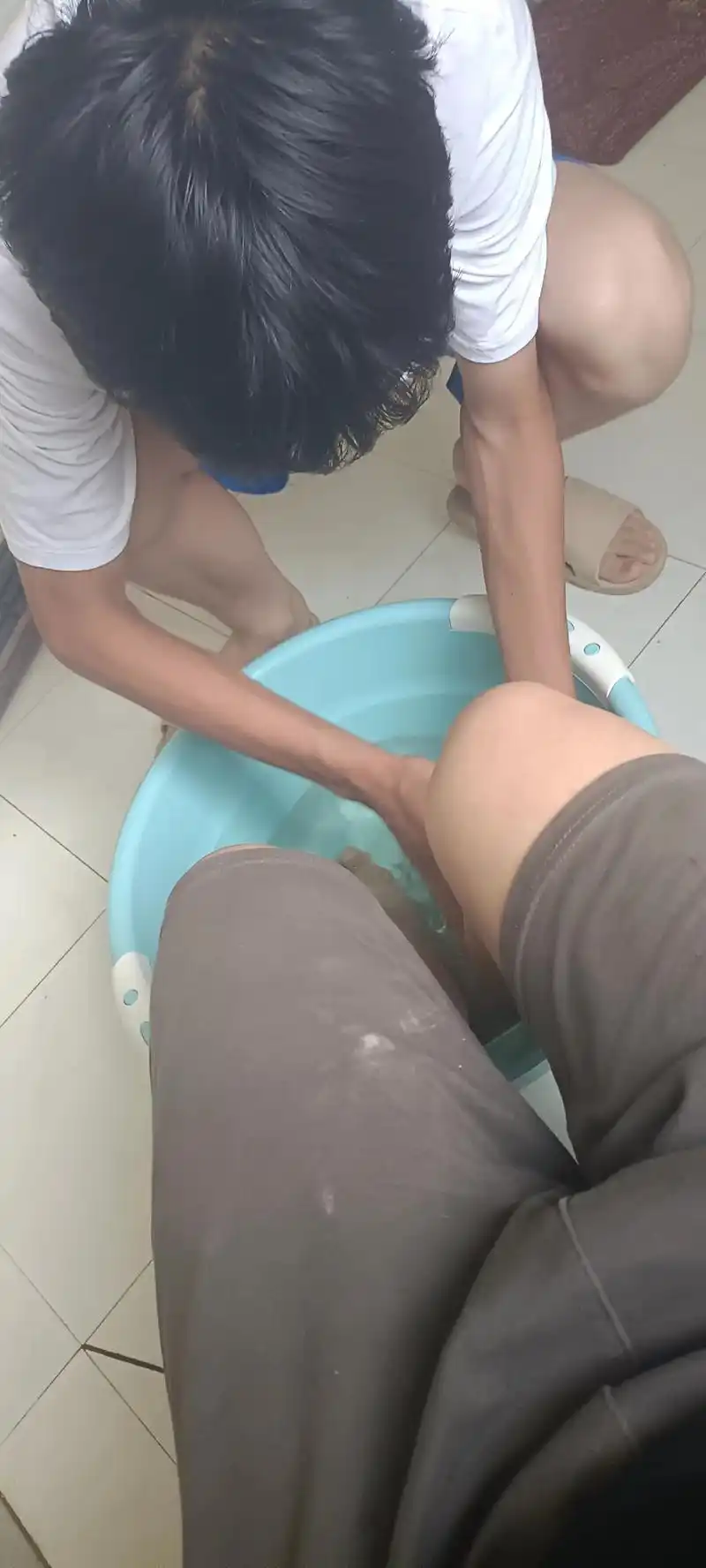 记录真实生活 今天累了,幺儿说,爸爸我给你洗脚,洗得我眼泪 - 抖音