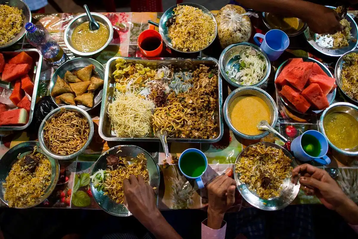 印度人吃饭一定要用右手,不论是普通的饭菜,还是面条,甚至是粥,印度人