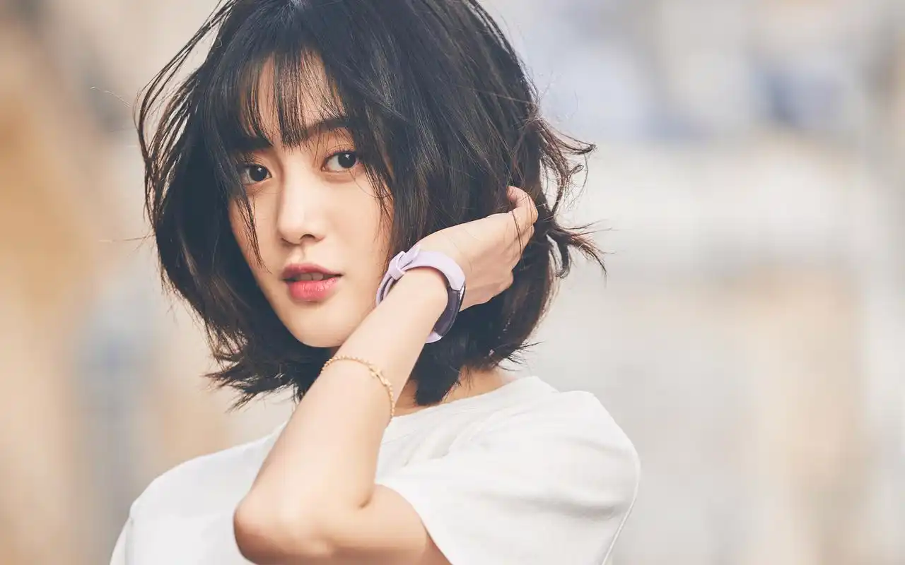 王梓薇随性洒脱写真桌面壁纸